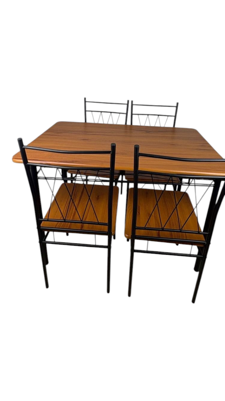 Juego de comedor EASY STORE con mesa tipo madera y 4 sillas de estructura metálica con respaldo geométrico
