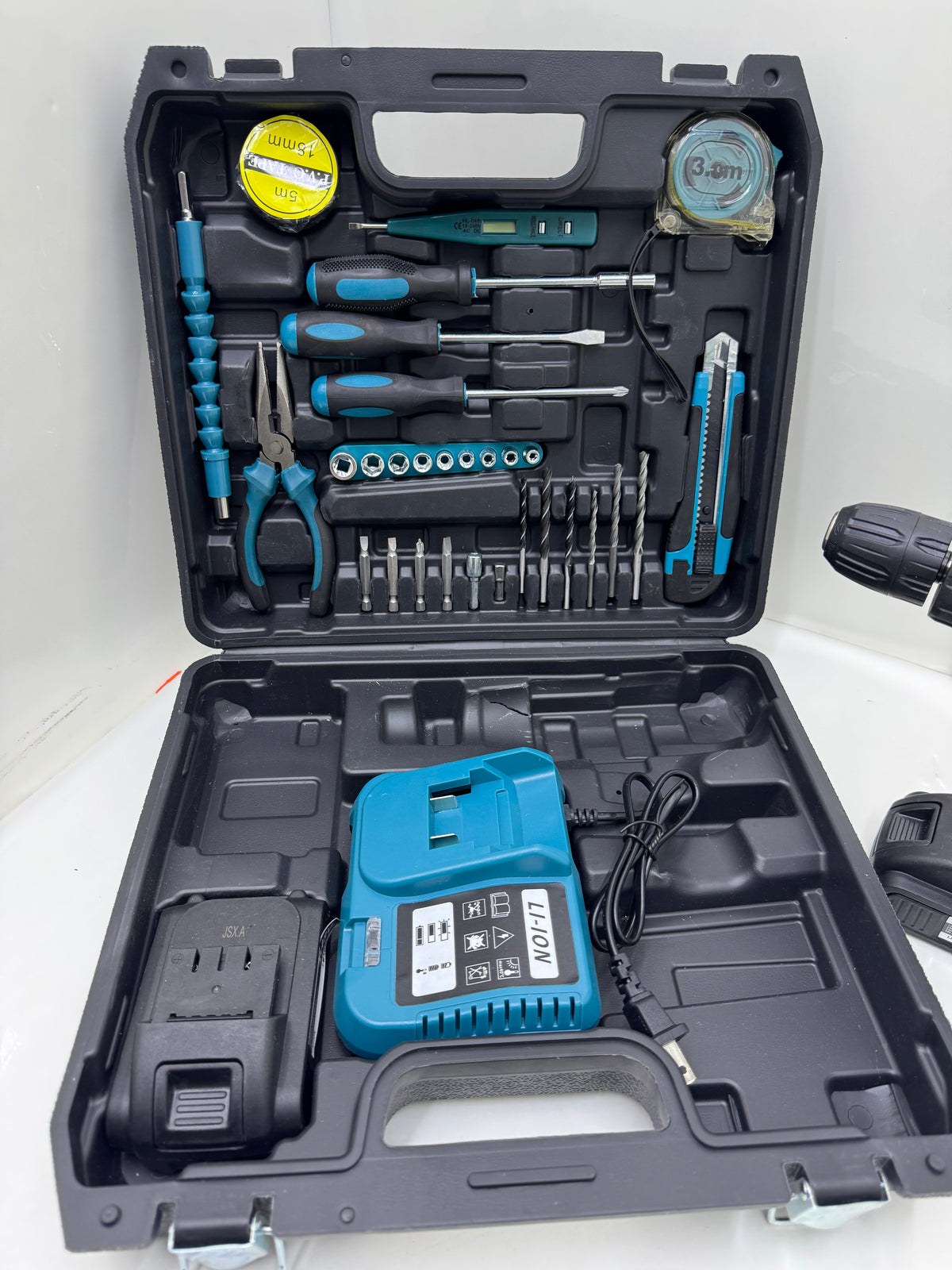 TALADRO CON HERRAMIENTA SF1800