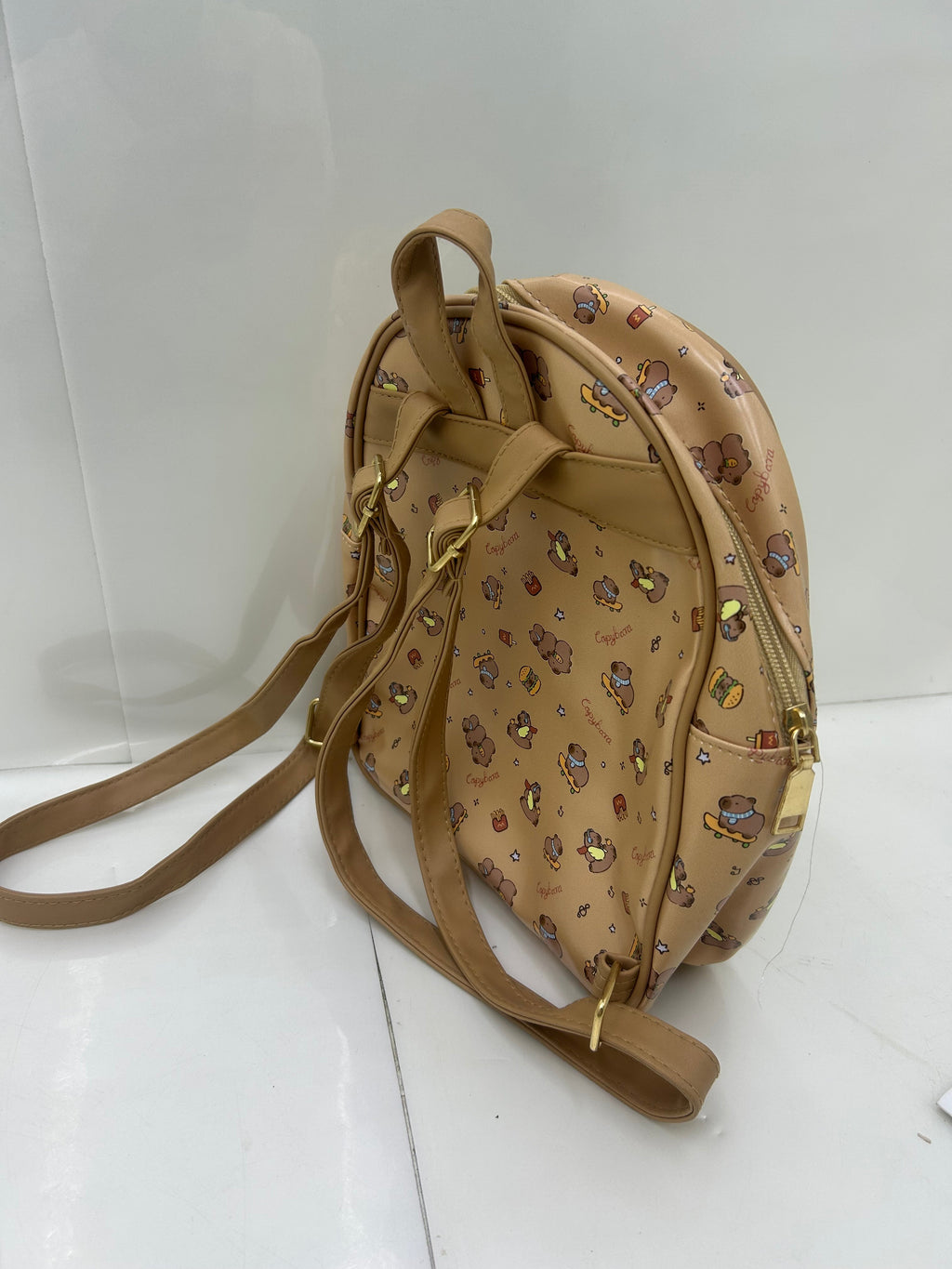 Mochila infantil EASY STORE de capibara color beige con estampado de animalitos, flores y cierre dorado