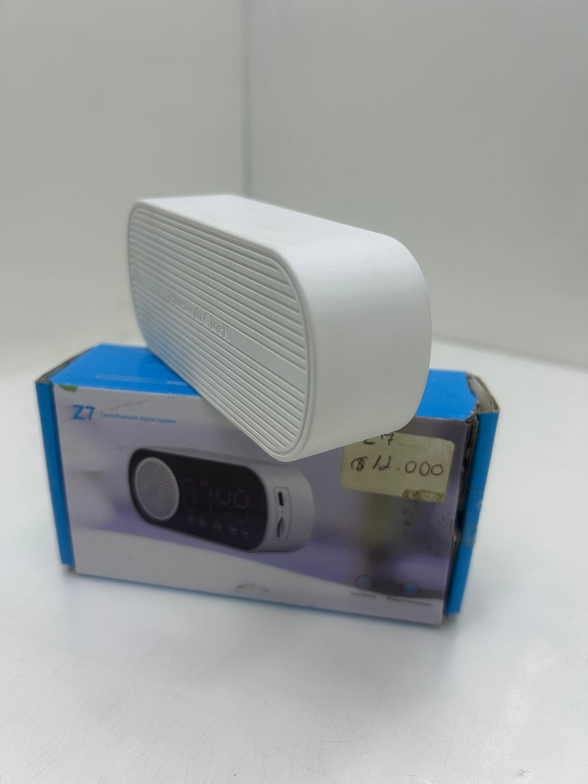 Reloj despertador digital EASY STORE Z7 blanco con altavoz Bluetooth, ranura microSD y batería recargable