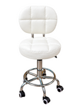 Silla giratoria EASY STORE blanca con respaldo acolchado, altura ajustable y base cromada con ruedas.