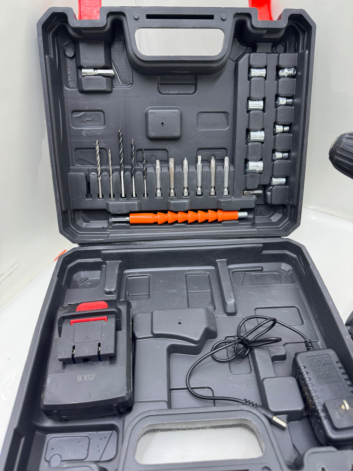 TALADRO CON 2 BATERÍA, BROCAS Y PUNTAS SF777