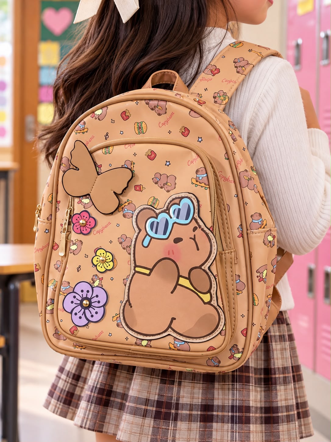 Mochila EASY STORE de capibara color beige con estampado de flores, mariposas y correas ajustables para niñas.