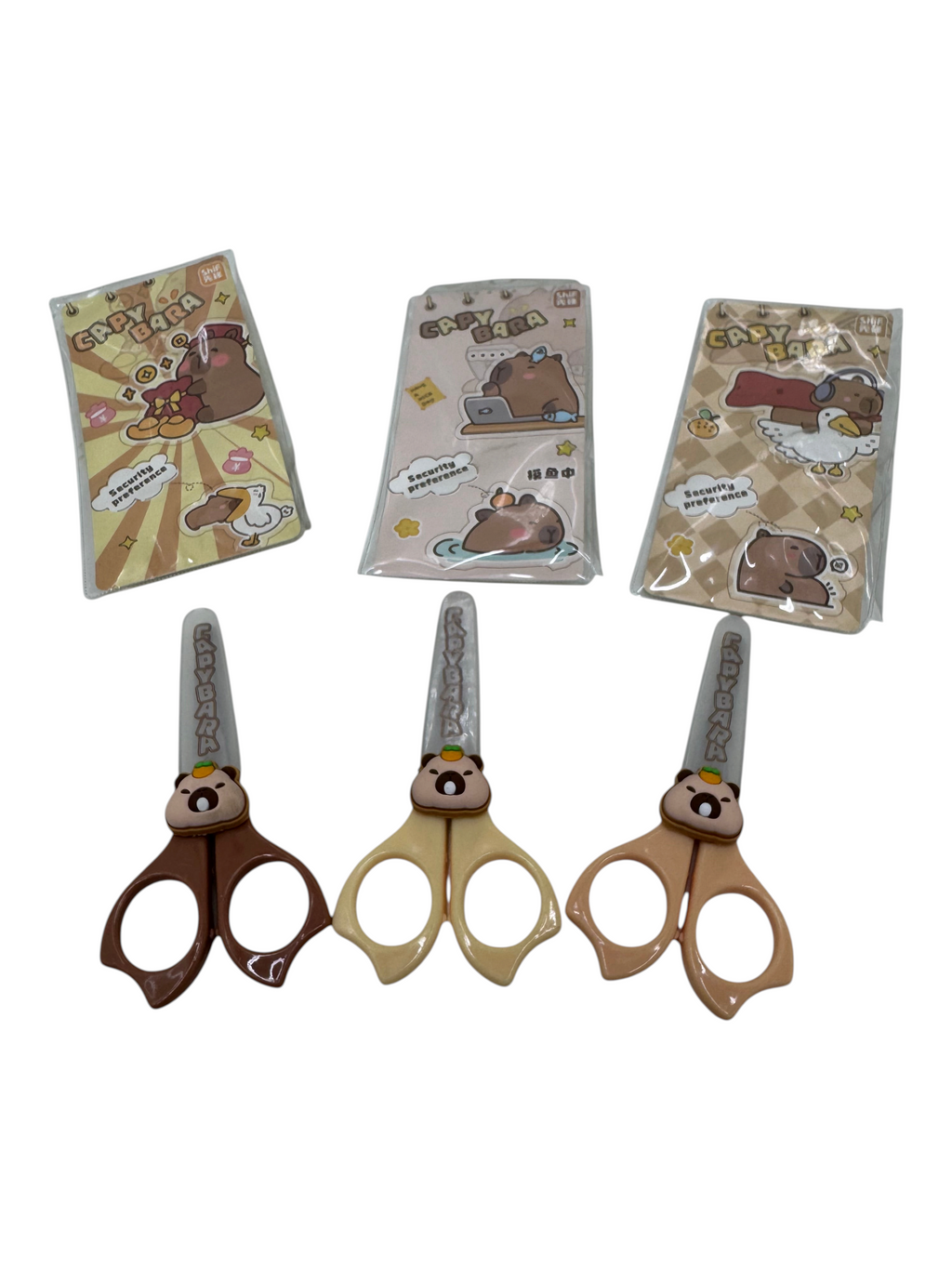 Tijeras escolares EASY STORE con diseño de capibara en colores marrón, crema y beige con fundas protectoras a juego.