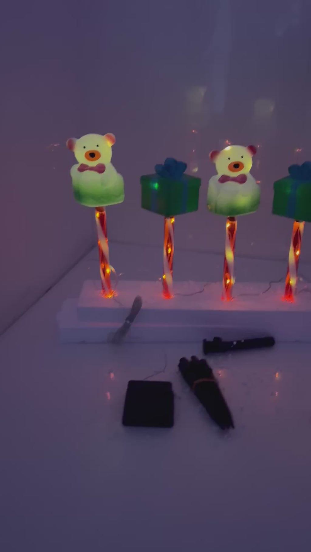 BASTON SOLAR DE OSO Y REGALOS NAVIDEÑOS estaca