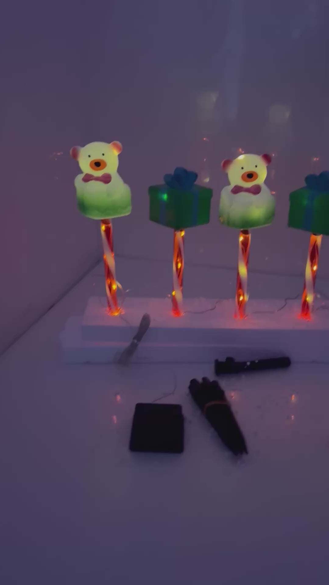 ESTACA SOLARES DE OSO Y REGALOS NAVIDEÑOS
