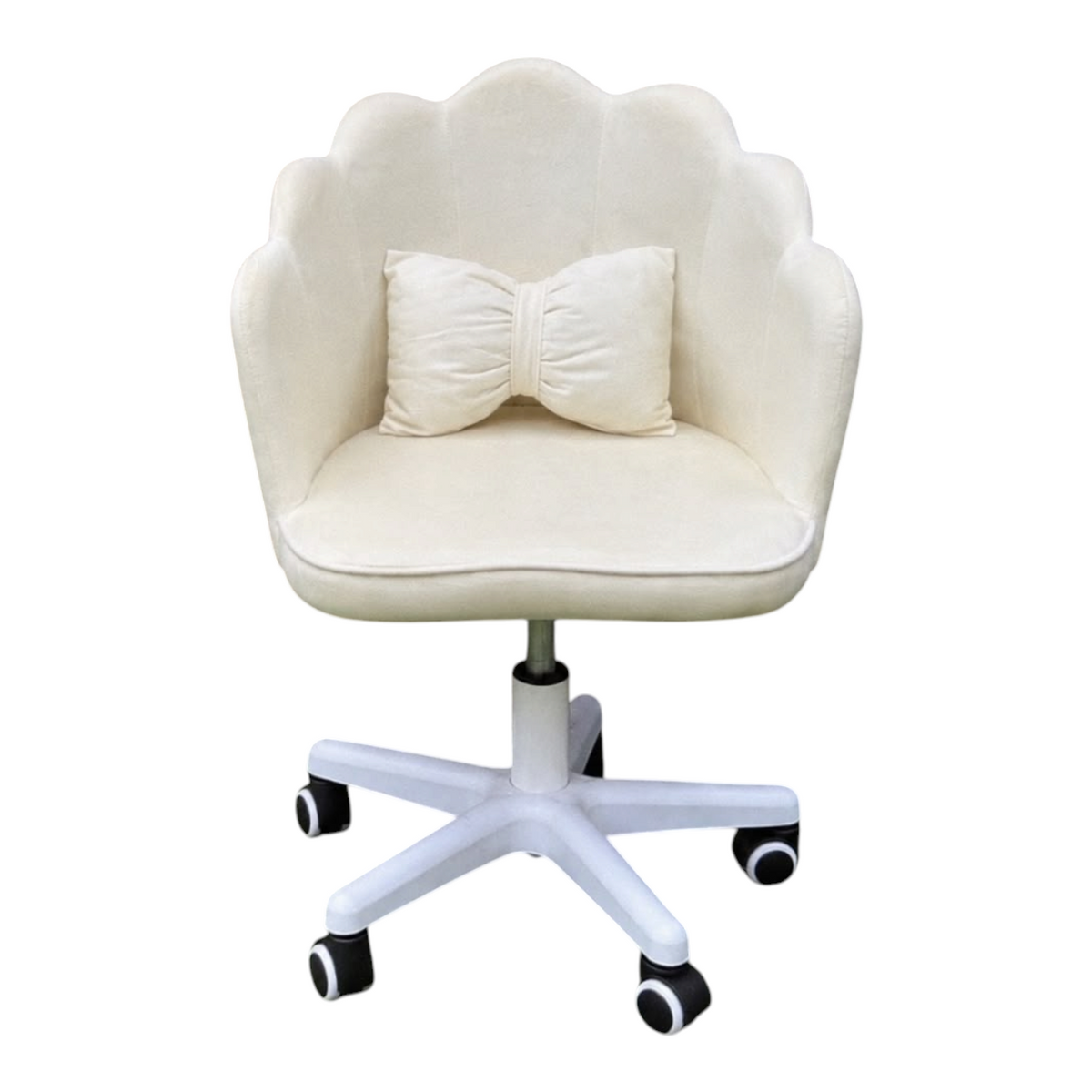 Silla giratoria EASY STORE estilo flor en color crema con base de estrella, ruedas y almohada decorativa tipo lazo.